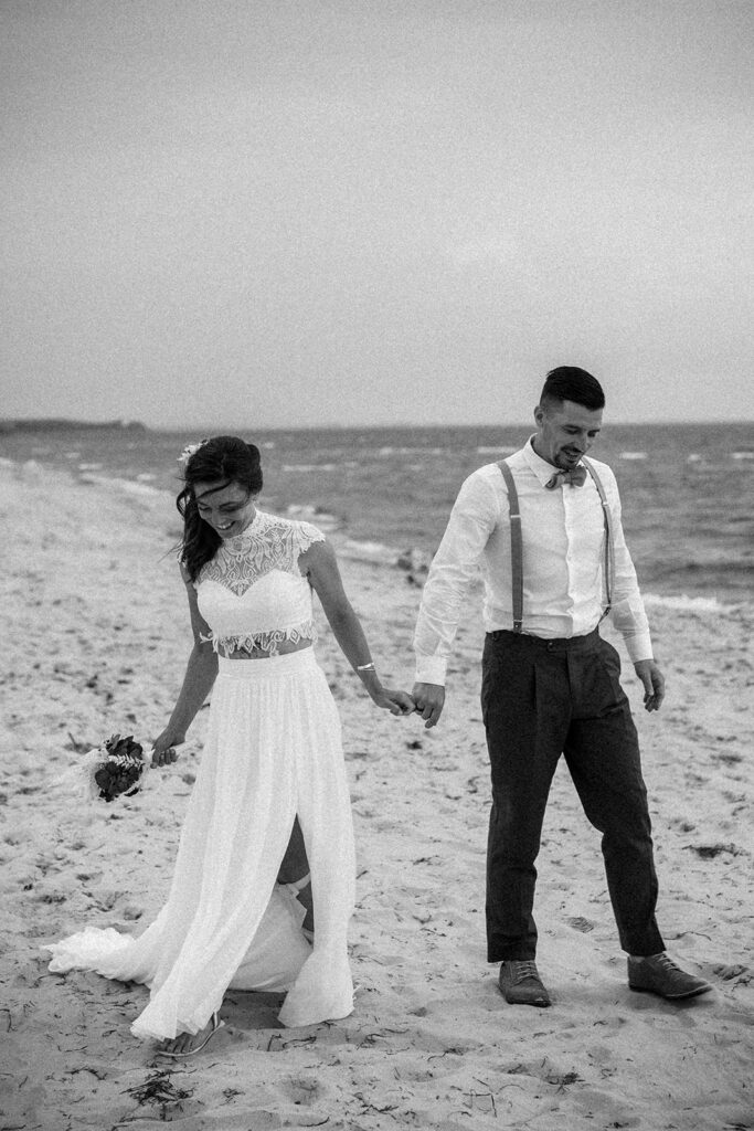 Elopement Hochzeit am Strand mit Brautpaar in entspannter Stimmung, schwarz-weiß fotografiert