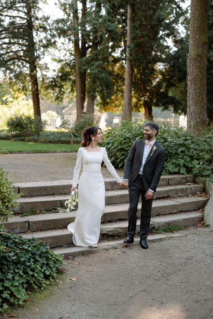 Hochzeitspaar spaziert im Schlosspark Ahaus – Hochzeitsfotograf in Ahaus